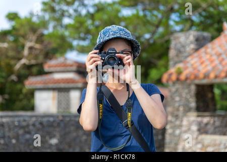 Japanische Tourist, ein Foto mit einer Nikon F3 Kamera; Mabuni Hill Observation Deck, Itoman, Okinawa, Japan Stockfoto