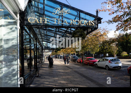 Die Außenseite des Bettys Kaffee Zimmer auf der Hain, in Skipton, North Yorkshire Stockfoto