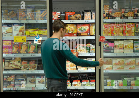 Ein Kunde herauf ein tiefgekühlter Lebensmittel Stockfoto