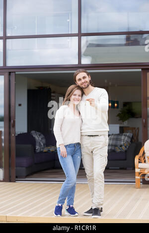 Paar in der Liebe stehen auf der Terrasse des neuen Hauses Stockfoto