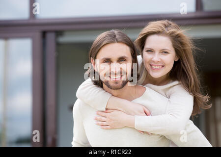 Portrait von attraktiven Lächeln Ehepaar im Freien Stockfoto