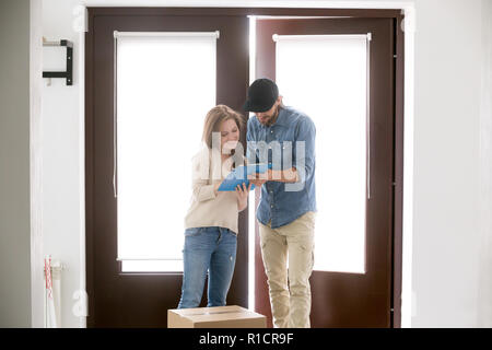 Kurier ein Paket Lieferung an Kunden Frau bringen. Stockfoto