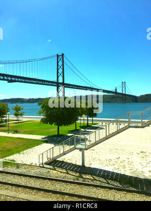 Blick auf die Brücke, Sommertag, Lissabon, Portugal Stockfoto