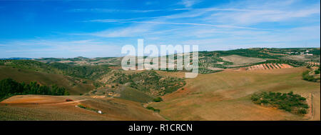 Grüne Panoramablick auf die Landschaft unter dem blauen Himmel, Spanien Stockfoto