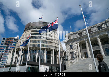 WELLINGTON NEUSEELAND - 2. Oktober 2018; Fahnen flattern vor der Neuseeländischen Regierung Gebäude, Haus neo-klassischen Stil Haus des Parlaments Stockfoto