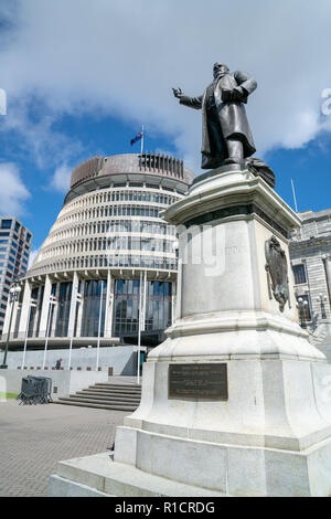 Neuseeländische Regierung Gebäude, Haus neo-klassischen Stil Haus des Parlaments mit Bienenstock hinter. statue Richard John seddon pionting nach vorne. Stockfoto