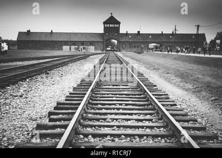 Auschwitz II Birkenau, Nazi Konzentrations- und Vernichtungslager. Der Eingang zum Konzentrationslager Auschwitz Birkenau. Auschwitz, Deutsche - deshalb Stockfoto