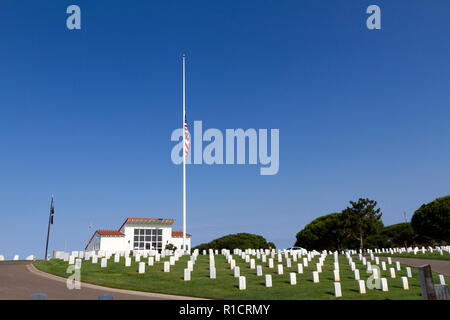 Die amerikanische Flagge auf dem halben Personal, Fort Rosecrans National Cemetery, Cabrillo Memorial Dr, San Diego, California, United States. Stockfoto