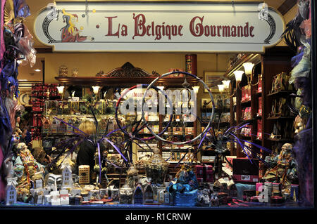 Das Fenster 'La Belgique Gourmande" in Brüssel. Brüssel, Belgien - Belgische Schokolade Shop in den berühmten Galeries Royales Saint-Hubert. Stockfoto