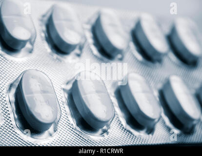 Weiße Tabletten im Blister, konzeptionelle Bild Stockfoto