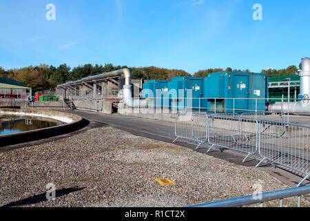 Die mitgelieferte elektrische Pumpen und Rohrleitungen bewegten Wasser über die Behandlung funktioniert an den nächsten Prozess. Stockfoto