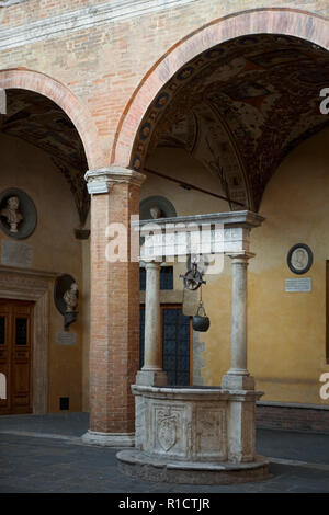 Ein alter Brunnen im Innenhof des Palazzo Chigi-Saracini, Siena, Toskana, Italien Stockfoto