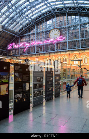 Tracey Emins pinke Neoninstallation I want my time with you Signage neben dem weltberühmten Dent Clock Face am Bahnhof St Pancras, London, England Stockfoto