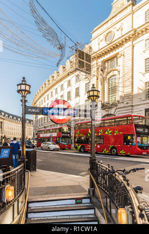 Eine typische Ansicht rund um den Piccadilly Circus Stockfoto