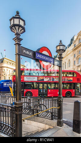 Eine typische Ansicht rund um den Piccadilly Circus Stockfoto