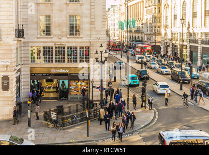 Eine typische Ansicht rund um den Piccadilly Circus Stockfoto