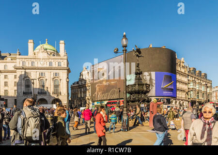 Eine typische Ansicht rund um den Piccadilly Circus Stockfoto