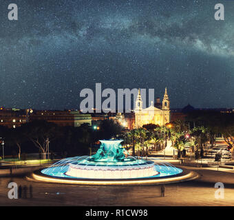 Ausblick bei Nacht Triton Brunnen in der Nähe der Stadttore von Valletta, Malta Stockfoto