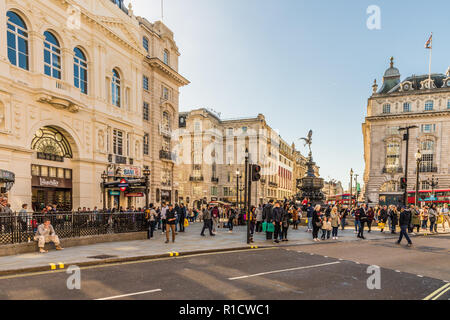 Eine typische Ansicht rund um den Piccadilly Circus Stockfoto