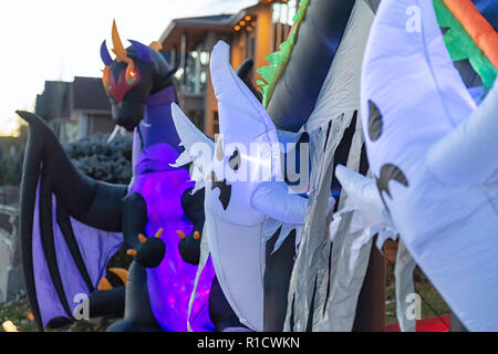Halloween Dekorationen in der Nachbarschaft Häuser Stockfoto