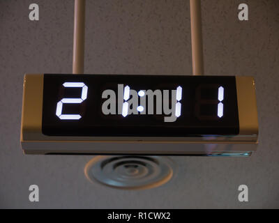 Digitale Uhr auf der Wand im Flughafen. Stockfoto