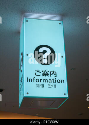 Help Desk, Information am Flughafen für Touristen. Japanisch, Englisch und Koreanisch. Stockfoto