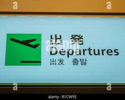 Ein internationaler Abflug Zeichen in einem japanischen Flughafen Stockfoto