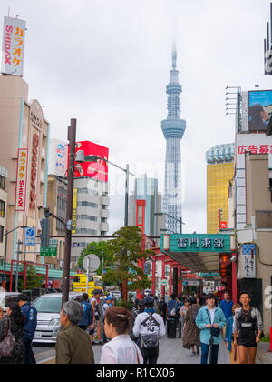 Tokyo Japan. September 14, 2018. Farbenfrohe, moderne Gebäude und Architektur, Tokyo Tower und Sommer Sonnenuntergang städtischen Skyline mit Menschen auf der Straße. Stockfoto