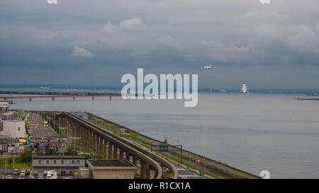 Tokio, Japan. September 14, 2018. Flugzeug nähert sich Haneda Airport Terminal in der Dämmerung Stockfoto