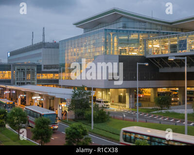 Tokio, Japan. September 14, 2018. Haneda Airport Terminal in der Dämmerung Stockfoto