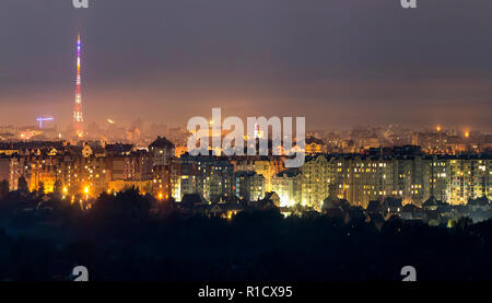 Breites Panorama, Antenne Nacht Blick auf moderne touristische Stadt Iwano-Frankiwsk, Ukraine. Szene der hellen Lichter von hohen Gebäuden, hohe Fernsehturm und Stockfoto