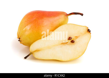 Zwei reife rote Gelbe Birne Früchte auf weißem Hintergrund Stockfoto