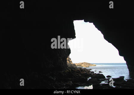 Die Nordsee durch den Mund eines sea Cave in Aberdeenshire, Schottland sichtbar Stockfoto