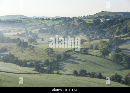 Eine kühle Herbstmorgen in der Taube Tal um Crowdecote, Buxton, England. Eine schöne Gegend des Peak District. Stockfoto