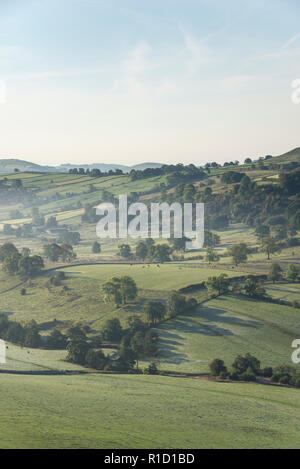 Eine kühle Herbstmorgen in der Taube Tal um Crowdecote, Buxton, England. Eine schöne Gegend des Peak District. Stockfoto