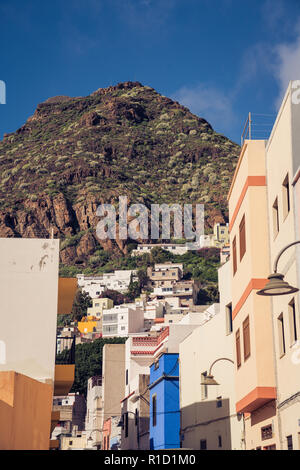 San Andres, Teneriffa. Bunte Häuser mit Anagagebirge im Hintergrund Stockfoto