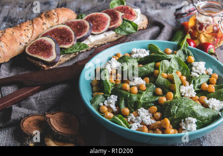 Kichererbsen und Gemüse Salat mit Spinatblättern, hausgemachte Hüttenkäse. Gesunde vegane Ernährung, Sandwich mit Feigen, Diät Teller Stockfoto