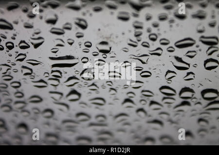 Multiplizieren Sie die Regentropfen auf dem Fenster Glas bei regnerischen Tag | Grau Stockfoto
