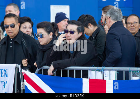 Aiyawatt Srivaddhanaprabha, der Sohn von Vichai Aimon Srivaddhanaprabha, seiner Mutter und Familie Mitglieder legen einen Kranz außerhalb Leicester Fussballplatz. Stockfoto