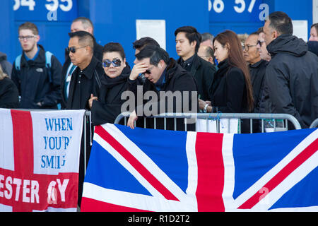 Aiyawatt Srivaddhanaprabha, der Sohn von Vichai Aimon Srivaddhanaprabha, seiner Mutter und Familie Mitglieder legen einen Kranz außerhalb Leicester Fussballplatz. Stockfoto