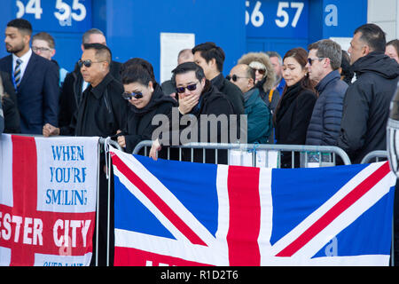 Aiyawatt Srivaddhanaprabha, der Sohn von Vichai Aimon Srivaddhanaprabha, seiner Mutter und Familie Mitglieder legen einen Kranz außerhalb Leicester Fussballplatz. Stockfoto