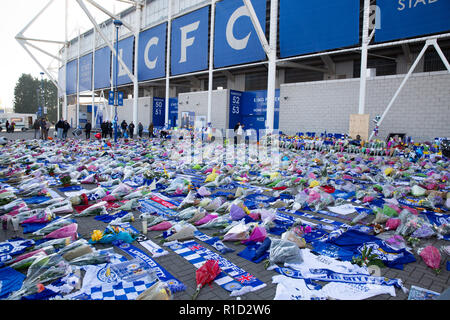 Leicester City Football fans Tribute außerhalb des Stadions nach dem Tod des Eigentümers Vichai Srivaddhanaprabha bei einem Hubschrauberabsturz. Stockfoto