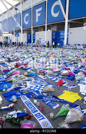 Leicester City Football fans Tribute außerhalb des Stadions nach dem Tod des Eigentümers Vichai Srivaddhanaprabha bei einem Hubschrauberabsturz. Stockfoto