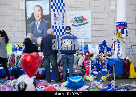 Leicester City Football fans zahlen ihren Respekt vor dem Stadion nach dem Tod des Eigentümers Vichai Srivaddhanaprabha bei einem Hubschrauberabsturz. Stockfoto