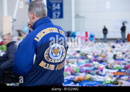 Leicester City Football fans zahlen ihren Respekt vor dem Stadion nach dem Tod des Eigentümers Vichai Srivaddhanaprabha bei einem Hubschrauberabsturz. Stockfoto