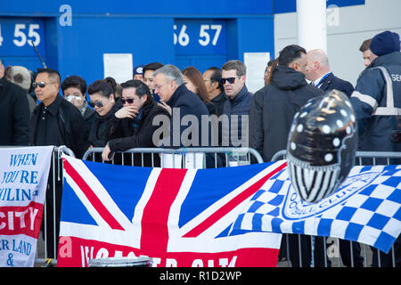 Aiyawatt Srivaddhanaprabha, der Sohn von Vichai Aimon Srivaddhanaprabha, seiner Mutter und Familie Mitglieder legen einen Kranz außerhalb Leicester Fussballplatz. Stockfoto