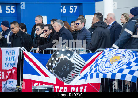 Aiyawatt Srivaddhanaprabha, der Sohn von Vichai Aimon Srivaddhanaprabha, seiner Mutter und Familie Mitglieder legen einen Kranz außerhalb Leicester Fussballplatz. Stockfoto