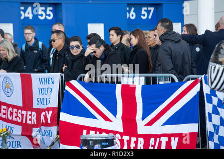 Aiyawatt Srivaddhanaprabha, der Sohn von Vichai Aimon Srivaddhanaprabha, seiner Mutter und Familie Mitglieder legen einen Kranz außerhalb Leicester Fussballplatz. Stockfoto