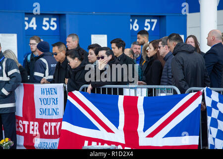 Aiyawatt Srivaddhanaprabha, der Sohn von Vichai Aimon Srivaddhanaprabha, seiner Mutter und Familie Mitglieder legen einen Kranz außerhalb Leicester Fussballplatz. Stockfoto