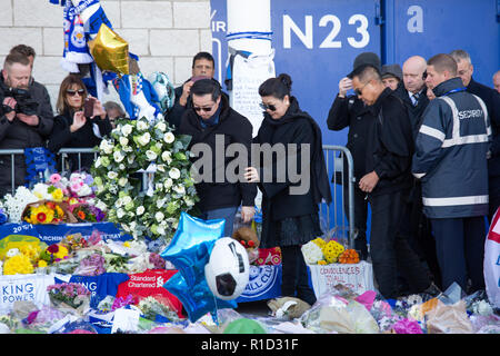 Aiyawatt Srivaddhanaprabha, der Sohn von Vichai Aimon Srivaddhanaprabha, seiner Mutter und Familie Mitglieder legen einen Kranz außerhalb Leicester Fussballplatz. Stockfoto